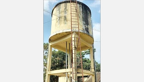 கொத்தமங்கலத்தில் உள்ள மேல்நிலை நீர்த்தேக்கத் தொட்டியில் கதவு மூடப்படாத நிலையில் உள்ள ஏணி.