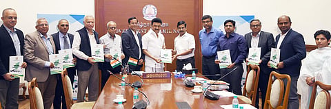 தொழில், முதலீட்டு ஊக்குவிப்பு, வர்த்தகத் துறை சார்பில் தயாரிக்கப்பட்டுள்ள ‘தமிழ்நாடு மின்வாகனக் கொள்கை 2023’ஐ முதல்வர் ஸ்டாலின் தலைமைச் செயலகத்தில் நேற்று வெளியிட்டார். தலைமைச் செயலர் இறையன்பு, துறை செயலர் கிருஷ்ணன், வழிகாட்டி நிறுவனத்தின் மேலாண்மை இயக்குநர் விஷ்ணு, ஹுண்டாய், டி.ஐ க்ளீன் மொபிலிடி, ராயல் என்ஃபீல்டு, ஓலா எலெக்ட்ரிக், ஸியோன் சார்ஜிங், எச்.எல் மேண்டோ, ஏதெர் எனர்ஜி ஆகிய நிறுவனங்களின் தலைவர்கள், தலைமை செயல் அதிகாரிகள் உடன் இருந்தனர்.