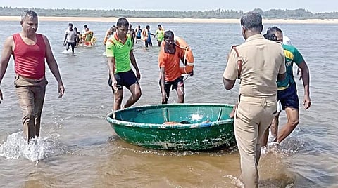 காவிரி ஆற்றில் மூழ்கிய மாணவிகளை மீட்கும் தீயணைப்பு வீரர்கள்.