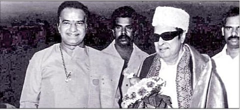 தமிழக முன்னாள் முதல்வர் எம்.ஜி.ஆருடன் என்.டி.ஆர் (கோப்புப்படம்)