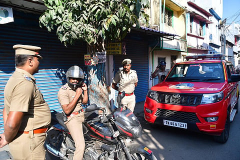 கோவை கோட்டைமேடு பி.கே.செட்டி வீதியில், என்ஐஏ அதிகாரிகள் சோதனை நடத்திய இடத்தில் பாதுகாப்புக்காக நிறுத்தப்பட்டிருந்த போலீஸார்.