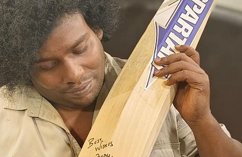 நடிகர் யோகிபாபுவுக்கு கிரிக்கெட் பேட்டை பரிசளித்த எம்.எஸ்.தோனி