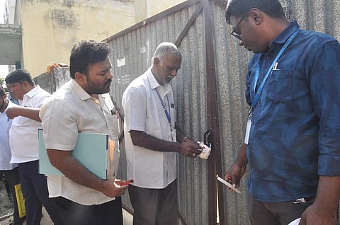 ஈரோடு கிழக்கு தொகுதியில் அனுமதி பெறாமல் செயல்பட்ட திமுக தேர்தல் பணிமனை ஒன்றிற்கு தேர்தல் பிரிவு அதிகாரிகள் சீல் வைத்தனர்