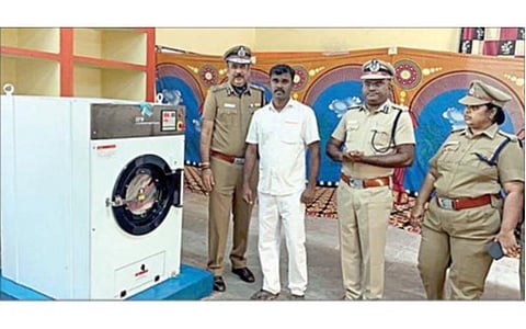 தமிழக சிறைகளில் சிறைக் கைதிகளின் துணிகளை துவைக்க சலவை இயந்திரம் பயன்பாட்டுக்கு கொண்டு வரப்பட்டுள்ளது. புழல் மத்திய சிறையில் நேற்று நடைபெற்ற இதன் தொடக்க நிகழ்ச்சியில் சிறைகள் மற்றும் சீர்திருத்தப் பணிகள் துறை டிஜிபி அமரேஷ் புஜாரி, சென்னை சரக டிஐஜி ஆ.முருகேசன், மத்திய சிறை கண்காணிப்பாளர்கள் நிகிலா நாகேந்திரேன், கிருஷ்ணராஜ் உட்பட பலர் கலந்து கொண்டனர்.