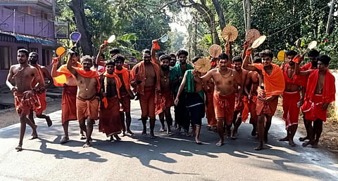 குமரி மாவட்டத்தில் பிரசித்திபெற்ற சிவாலய ஓட்டம் முஞ்சிறை மகாதேவர் கோயிலில் இருந்து துவங்கியது. கோயில் அடிவாரத்தில் உள்ள சாலையில் இருந்து கோவிந்தா... கோபாலா... கோஷம் முழங்கி ஓடிச்செல்லும் பக்தர்கள்.