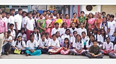 இந்திய தொழில்நுட்பக் காங்கிரஸ் சங்கத்தின் வழிகாட்டுதலில் செயற்கைக்கோள் தயாரிப்பில் ஈடுபட்டுள்ள தமிழக அரசுப் பள்ளி மாணவர்களுக்கு சென்னையில் 4 நாட்கள் பயிற்சி அளிக்கப்பட்டு வருகிறது. அதன் ஒரு பகுதியாக ஐஐடியில் அமைந்துள்ள என்சிசிஆர்டி ஆய்வு மையத்தை மாணவர், ஆசிரியர் குழுவினர் பார்வையிட்டனர்.