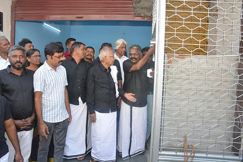 கிருஷ்ணகிரியில் கட்டப்பட்டு பெரியார் படிப்பகம் கட்டுமான பணிகளை தி.க தலைவர் கி.வீரமணி பார்வையிட்டார்.