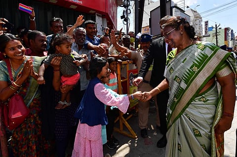 மதுரை மீனாட்சி அம்மன் கோயிலில் தரிசனம் செய்துவிட்டு புறப்பட்ட குடியரசு தலைவர் திரவுபதி முர்மு, தம்மை பார்த்து கையசைத்த குழந்தைகளை கண்டு காரில் இருந்து இறங்கி குழந்தைகளுடன் கைகுலுக்கி மகிழ்ச்சியடையச் செய்தார். | படங்கள்: நா.தங்கரத்தினம்.