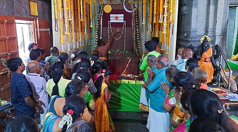 சேலத்தில் சிவராத்திரி விழாவை முன்னிட்டு 1,50,008 ருத்ராட்சதைகளை கொண்டு நிறுவப்பட்ட 13 அடி உயர சிவலிங்கம்