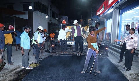 இரவில் நடைபெறும் சாலைப்பணிகள்