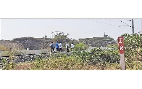 தருமபுரி அரசு கலைக் கல்லூரியின் பின்புறமுள்ள ரயில் பாதையில் விளையாடியபடி செல்லும் கல்லூரி மாணவர்கள்.