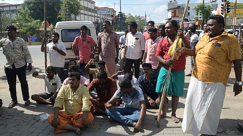 சர்ச்சைக்குரிய வகையில் பேசியதாக சீமானை கைது செய்யக் கோரி ஈரோட்டில் மறியல்