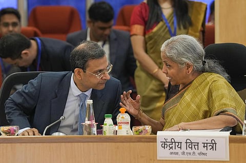 ஜிஎஸ்டி கவுன்சிலின் 49-வது கூட்டம் டெல்லியில் உள்ள விஞ்ஞான் பவனில் நேற்று நடந்தது. இதில், மத்திய நிதி அமைச்சர் நிர்மலா சீதாராமனுடன் ஆலோசனை நடத்திய மத்திய வருவாய் துறை செயலர் சஞ்சய் மல்ஹோத்ரா.
