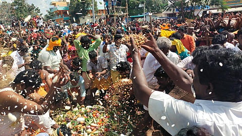 ; மயானக்கொள்ளையில் பங்கேற்ற பக்தர்கள்