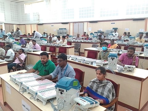 ஈரோடு மாநகராட்சி அலுவலகத்தில் அனைத்து கட்சி பிரதிநிதிகள் முன்னிலையில் நடந்த மாதிரி வாக்குப்பதிவு