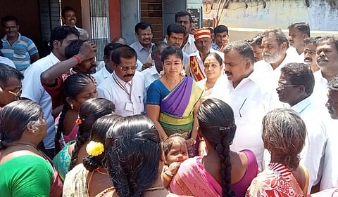 ‘சுகாதார வளாகம், தண்ணீர் வசதி இல்லை’ - எம்.பி.யை முற்றுகையிட்டு சிவகாசி பெண்கள் முறையீடு