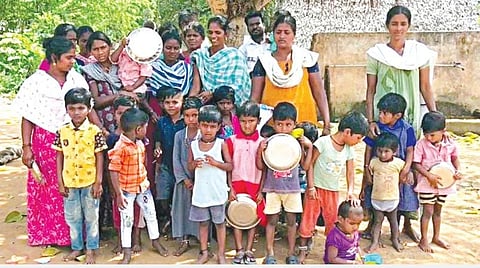 கறம்பக்குடி அருகே பட்டத்திக்காடு ஊராட்சி காக்கைக்கோன் தெருவில் கட்டிடம் இல்லாமல் மரத்தடியில் செயல்படும் அங்கன்வாடி.