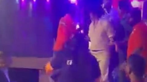 இசை நிகழ்ச்சியில் பிரபல பாடகர் சோனு நிகம் மீது தாக்குதல்