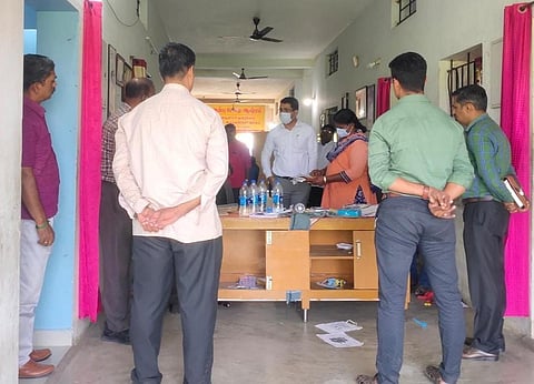 அன்பு ஜோதி ஆசிரமத்தில் சிபிசிஐடி எஸ்பி அருண் பாலகோபாலன் தலைமையிலான போலீஸார் ஆய்வு மேற்கொண்ட காட்சி