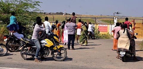 விமானங்களை வேடிக்கைப் பார்க்க திரளும் எளிய மக்கள் - ‘டூரிஸ்ட் ஸ்பாட்’ ஆக மாறும் மதுரை ஏர்போர்ட் ரிங் ரோடு