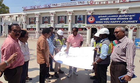 பணியை பார்வையிடும் சு.வெங்கடேசன் எம்.பி