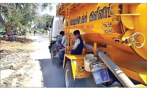 திருப்பத்தூரில் செப்டிக் டேங்க் லாரி மீது ஆபத்தை உணராமல் பயணிக்கும் சிறுவர்கள். படம்:ந.சரவணன்.