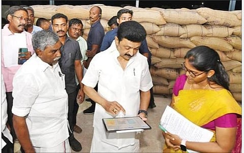 திருவாரூர் கமலாலயக் குளத்தின் மையத்தில் உள்ள நாகநாத சுவாமி கோயிலுக்கு நேற்று படகில் சென்ற முதல்வர் மு.க.ஸ்டாலின்.