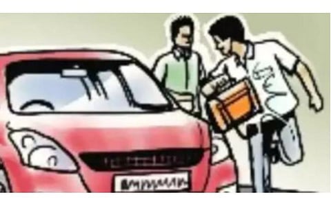 திருப்பத்தூரில் பட்டப்பகலில் கார் கண்ணாடியை உடைத்து ரூ.1.30 லட்சம் திருட்டு