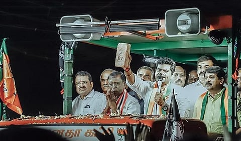 தருமபுரி தொழிற்பேட்டை தாமதம் குறித்து, ஈரோட்டில் செய்தியாளர்களிடம், செங்கல்லை காட்டி, விளக்கம் அளித்த அண்ணாமலை.