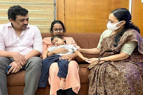 குழந்தை நிர்வானுடன் பெற்றோர்.