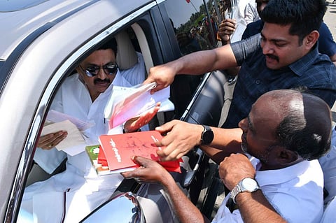 முதல்வரிடம் மனு அளித்த ஊராட்சி மன்றத் தலைவர்கள் | படம் ஆர்.வெங்கடேஷ்