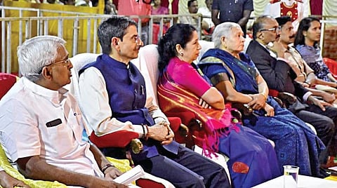 சிதம்பரம் நாட்டியாஞ்சலி நிறைவு விழாவில் பங்கேற்ற ஆளுநர் ஆர்.என்.ரவி நாட்டிய நிகழ்வுகளை ரசித்துப் பார்த்தார்.