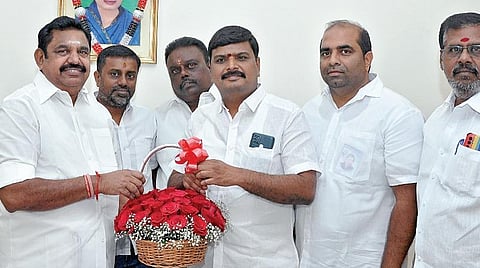 ஓபிஎஸ் அணி நிர்வாகிகள் திடீர் விலகல்: பழனிசாமி முன்னிலையில் அதிமுகவில் ஐக்கியம்