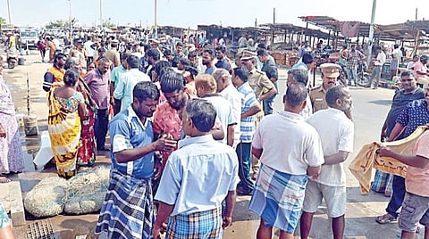 சென்னை நொச்சிக்குப்பம், லூப் சாலையில் உள்ள சாலையோர மீன் கடைகளை மாநகராட்சி ஊழியர்கள் நேற்று அகற்ற முற்பட்டனர். இதற்கு எதிர்ப்பு தெரிவித்து போராட்டத்தில் ஈடுபட்ட மீனவர்களிடம் போலீஸார் பேச்சுவார்த்தை நடத்தினர். படம்: ம.பிரபு
