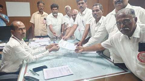 ஈரோடு கிழக்கு தொகுதி தேர்தல் நடத்தும் அலுவலரிடம், வாக்குக்கு பணம் வழங்குவது தொடர்பாக, மறுமலர்ச்சி மக்கள் இயக்கம் புகார்