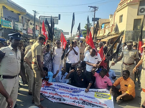 சிதம்பரத்தில் ஆளுநருக்கு கருப்புக் கொடி காட்டிய மார்க்சிஸ்ட் கம்யூனிஸ்ட் கட்சியினர் 20 பேர் கைது
