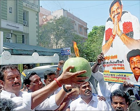 அதிமுக பொதுக்குழு செல்லும் என்ற உச்ச நீதிமன்ற தீர்ப்பை தொடர்ந்து, சென்னை ராயப்பேட்டையில் உள்ள கட்சியின் தலைமை அலுவலகத்தில் பழனிசாமி படத்துக்கு ஆரத்தி எடுத்த தொண்டர்கள். படம்: பு.க.பிரவீன்