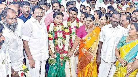 மதுரை திருமங்கலம் அருகே டி.குன்னத்தூரில் ஜெயலலிதா நினைவு மண்டப வளாகத்தில் நடைபெற்ற சமத்துவ சமுதாய திருமண விழாவில் முன்னாள் அமைச்சர் ஆர்பி. உதயகுமாரின் மகள் பிரியதர்ஷினி - நா.முரளியை வாழ்த்திய அதிமுக இடைக்காலப் பொதுச் செயலாளர் பழனிசாமி. படம்: நா.தங்கரத்தினம்.