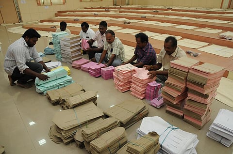 தயார் நிலையில் வாக்குப்பதிவுக்கான ஏற்பாடுகள்