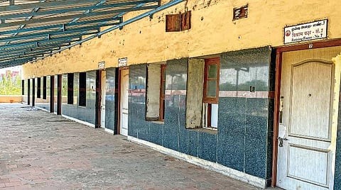 தஞ்சாவூர் ரயில் நிலையத்தில் 3 ஆண்டுகளாக பூட்டிக் கிடக்கும் பயணிகள் தங்கும் அறைகள்