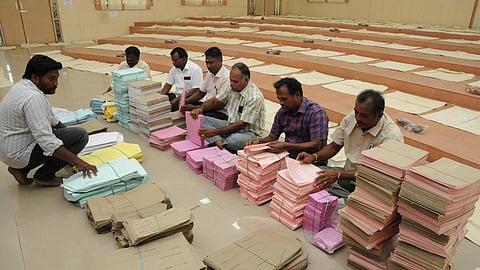 ஈரோடு (கிழக்கு) தொகுதியில் உள்ள ஒவ்வொரு சாவடிக்கும் அனுப்ப வேண்டிய வாக்குப் பொருட்களை தயார் செய்யும் தேர்தல் பணியாளர்கள் - படங்கள் கோவர்தன் எம்