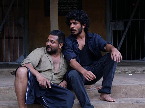 தக்ஸ் Review: சிறைச் சுவர்களுக்குள் களமாடும் கதையில் சுவாரஸ்யம் கிட்டியதா?