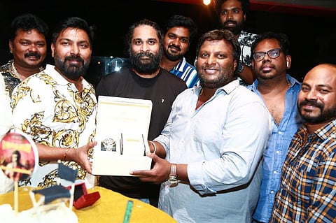 ‘பகாசூரன்’ கொண்டாட்டம்: ரூ.5 லட்சம் மதிப்பிலான வாட்சை மோகன்.ஜி-க்கு பரிசளித்த தயாரிப்பாளர்