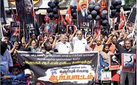 காரல் மார்க்ஸ் குறித்து அவதூறாகப் பேசியதாக ஆளுநர் ரவியை கண்டித்து சைதாப்பேட்டையில் நேற்று ஆர்ப்பாட்டம் நடத்திய மார்க்சிஸ்ட் கம்யூனிஸ்ட் கட்சியினர். படம்: பு.க.பிரவீன்