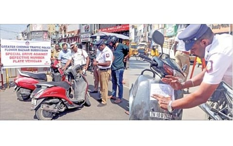 சென்னை பூக்கடை காவல் நிலையம் அருகில் நேற்று இருசக்கர வாகனங்களின் நம்பர் பிளேட்-களை ஆய்வு செய்து, விதிமீறல்களுக்கு அபராதம் விதித்த போக்குவரத்து போலீஸார். படம்: பு.க.பிரவீன்