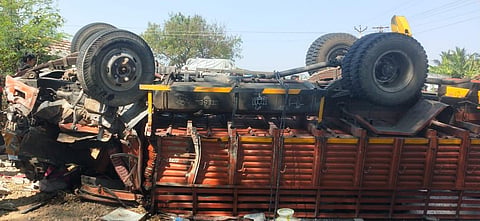காங்கேயம் அருகே லாரி மோதியதில் தலைக்குப்புற கவிழ்ந்து கிடக்கும் சரக்கு வேன்