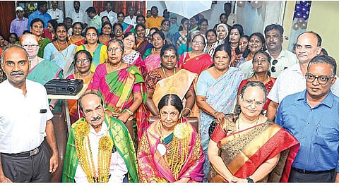 சென்னை கீழ்ப்பாக்கத்தில் உள்ள கே.ஜெ. மருத்துவமனையில் முன்னாள் மருத்துவப் பணியாளர்கள் ஒன்றுகூடும் நிகழ்ச்சி நேற்று நடந்தது. இதில் பங்கேற்றவர்கள் மருத்துவமனை நிறுவன தலைவர் கே.ஜெகதீசன், தலைமைசெயல் அதிகாரி மீரா ஜெகதீசன் ஆகியோருக்கு பொன்னாடை அணிவித்து கவுரவித்தனர். | படம்: பு.க.பிரவீன் |