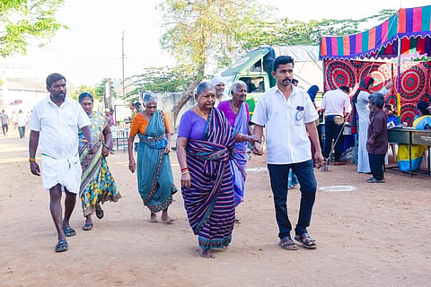 வாக்குச்சாவடிக்கு அழைத்துவரப்படும் மூதாட்டி | படம்:எஸ்.குருபிரசாத்