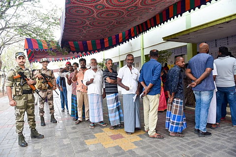 வாக்காளர்கள் வெயிலில் நிற்காமல் இருக்க சாமியானா பந்தல் போடப்பட்டுள்ளது | படங்கள் எஸ்.குருபிரசாத்