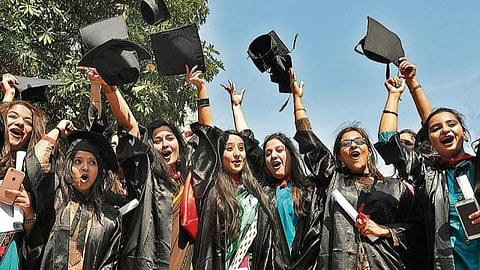வெளிநாட்டில் உயர்கல்வி பயில்வோருக்கு உதவித்தொகை: உடனே விண்ணப்பியுங்கள்